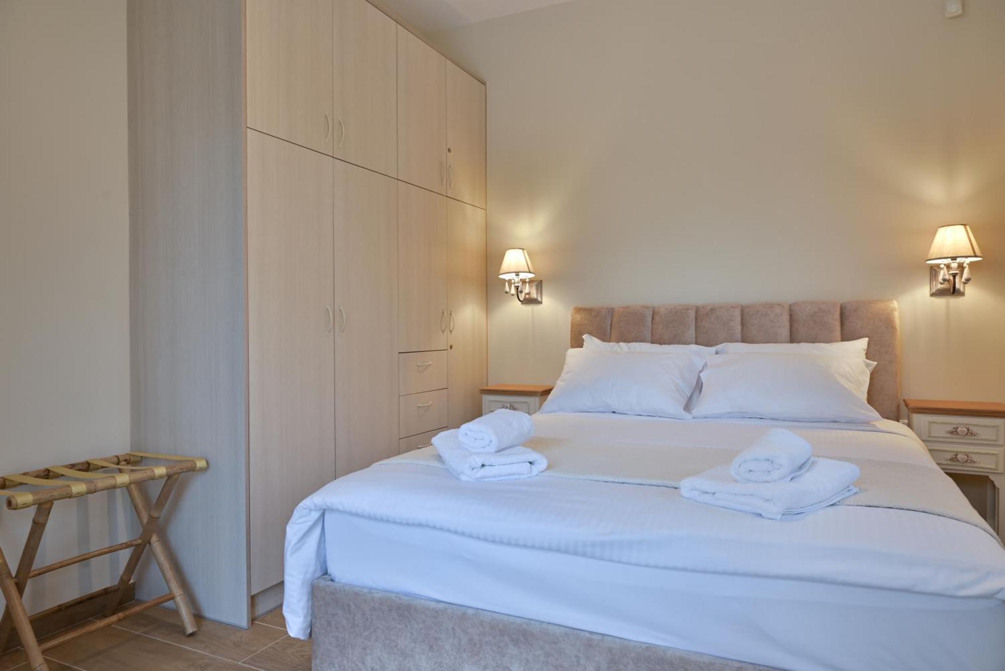 Efmar Exclusive Residences Gythio Esterno foto